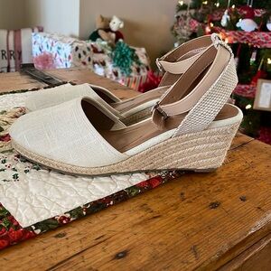 Style & Co. Size 7.5 Cream color. Never worn. Excellent condition!